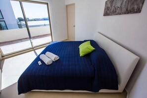 2 chambres, coffres-forts dans les chambres, bureau