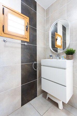 Een douche, een haardroger, handdoeken