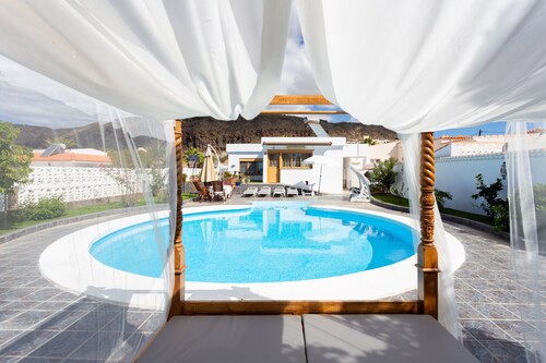 Bungalow Palm Mar with pool and garden