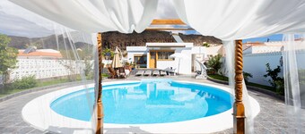 Bungalow Palm Mar with pool and garden