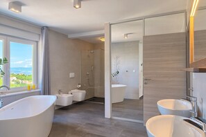 Baignoire, séchoir à cheveux, bidet, serviettes fournies