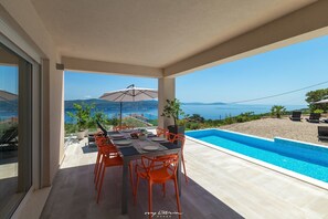 Outdoor dining - Luxurious apartment with fantastic sea views and a fireplace (Brsec)
