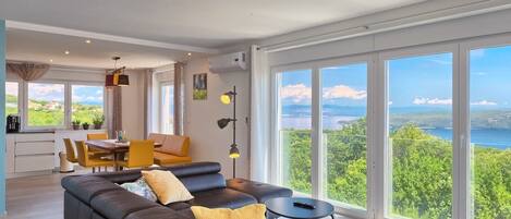 TV connectée, cheminée, baby-foot, table de tennis de table