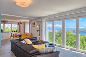 Smart TV, fireplace, table football, ping pong - Luxurious apartment with fantastic sea views and a fireplace (Brsec)