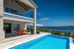 Utendørsbasseng og et oppvarmet basseng