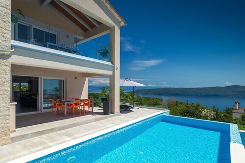 Luxurious apartment with fantastic sea views and a fireplace