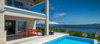 Luxurious apartment with fantastic sea views and a fireplace