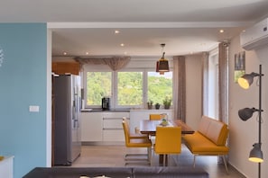 Dining - Luxurious apartment with fantastic sea views and a fireplace (Brsec)