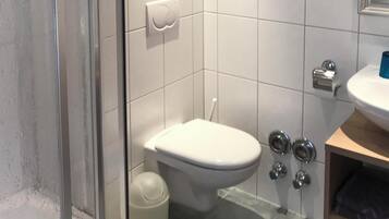 Douche, sĂšche-cheveux, peignoirs, serviettes fournies