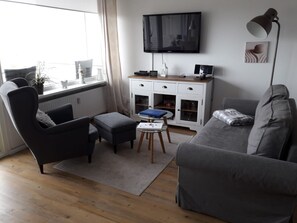 TV, books, stereo - Apartment "Beachfront with sea view and sunny balcony" (Borkum)