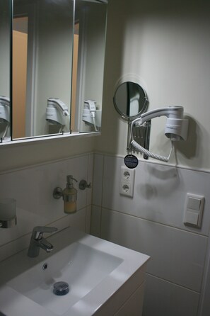 Shower, hair dryer, towels - Apartment "Beachfront with sea view and sunny balcony" (Borkum)