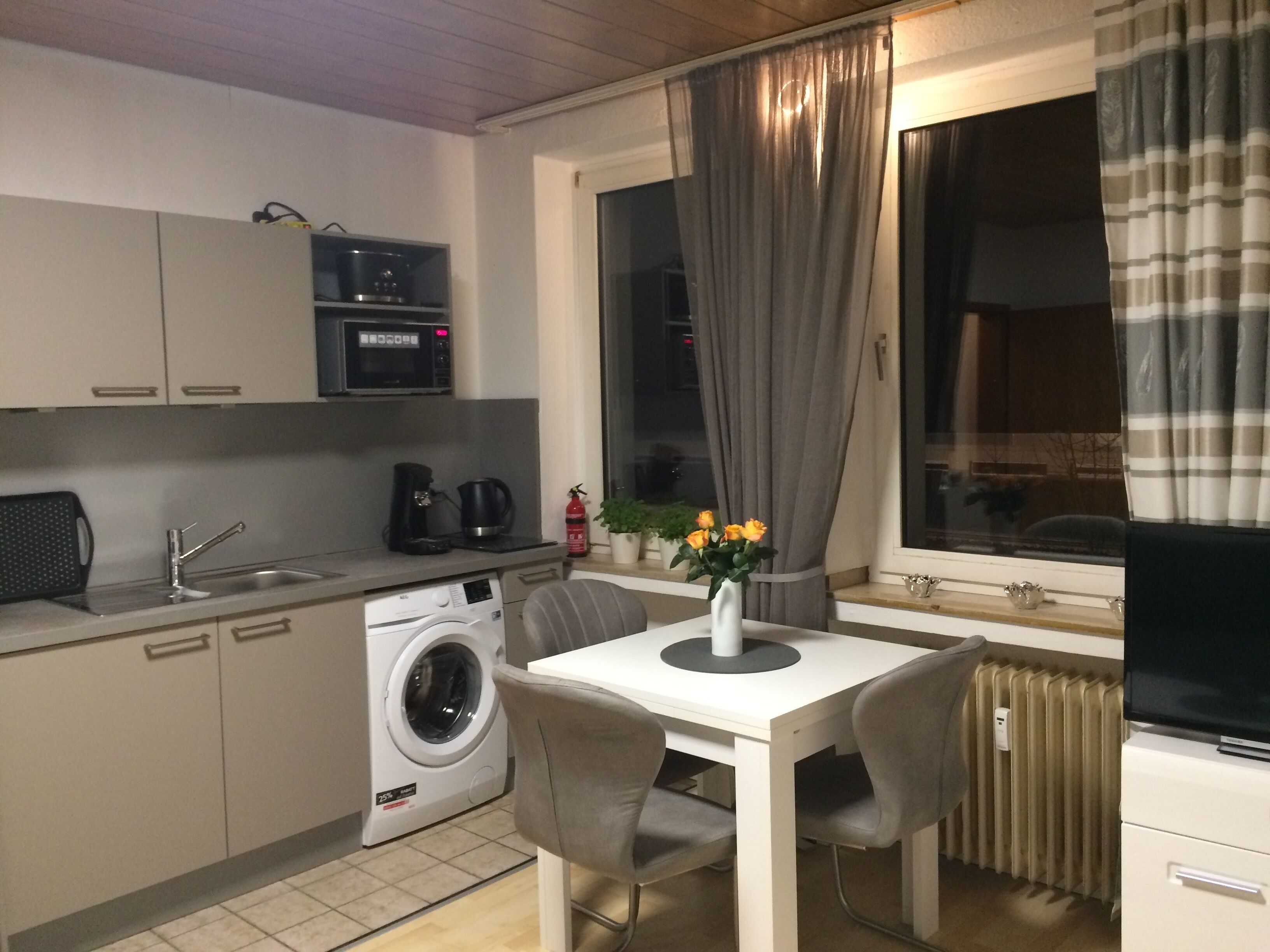 Wasserkocher mit Kaffee-/Teezubehör, Kühlschrank, Mikrowelle, Herdplatte