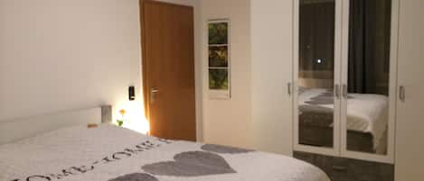 1 slaapkamer, een strijkplank/strijkijzer, gratis wifi, beddengoed