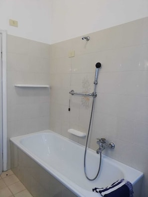 Combined shower/bathtub, hair dryer, bidet, towels - Nice villa, close to the beach for 6 people. (Lido di Camaiore)