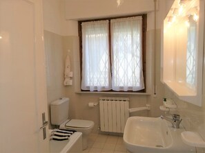Combined shower/bathtub, hair dryer, bidet, towels - Nice villa, close to the beach for 6 people. (Lido di Camaiore)