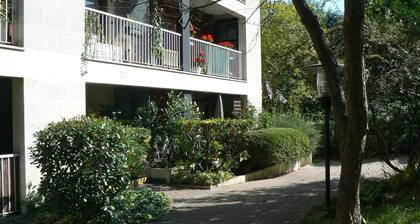 Studio trĂšs calme, entre Paris et Versailles, prĂšs gare SNCF Ville d'Avray.