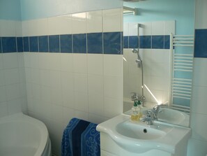 Combined shower/bathtub, hair dryer, towels, soap