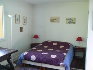 Iron/ironing board, free WiFi, bed sheets, wheelchair access - Very quiet one room apartment, between Paris and Versailles (Ville-D'avray)