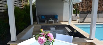 Bungalow with pool and jacuzzi