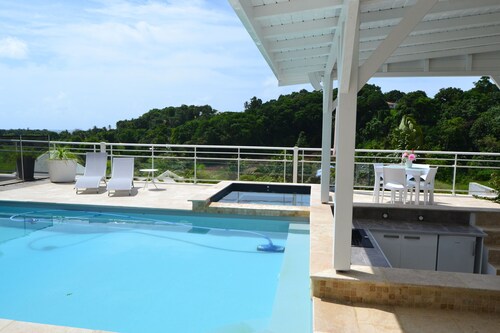 Bungalow with pool and jacuzzi