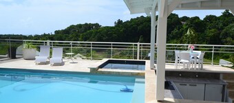 Bungalow with pool and jacuzzi