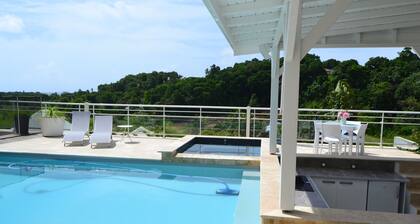 Bungalow with pool and jacuzzi