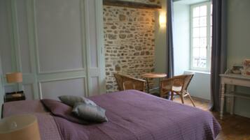 4 slaapkamers, een strijkplank/strijkijzer, reisbedje, gratis wifi