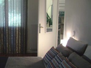 1 chambre, bureau, fer et planche à repasser, Wi-Fi gratuit