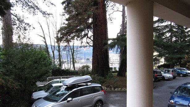 A parking area with cars, including a silver hatchback and a blue car. - Fully furnished holiday apartment 4 * rated - very pleasant - 700 sq feet (Chambéry)