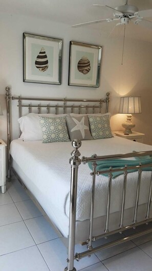 2 chambres, coffres-forts dans les chambres, fer et planche à repasser