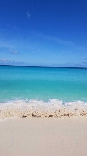Playa en los alrededores, camastros y toallas de playa 