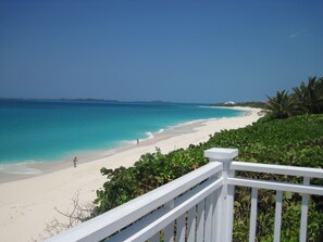 Plage à proximité, chaises longues, serviettes de plage