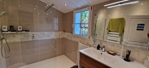 Shower, hair dryer, towels, soap - 4 star villa 800m away from the beach, in the middle of a 6 hectar private field (Saint Pierre d’Oléron)