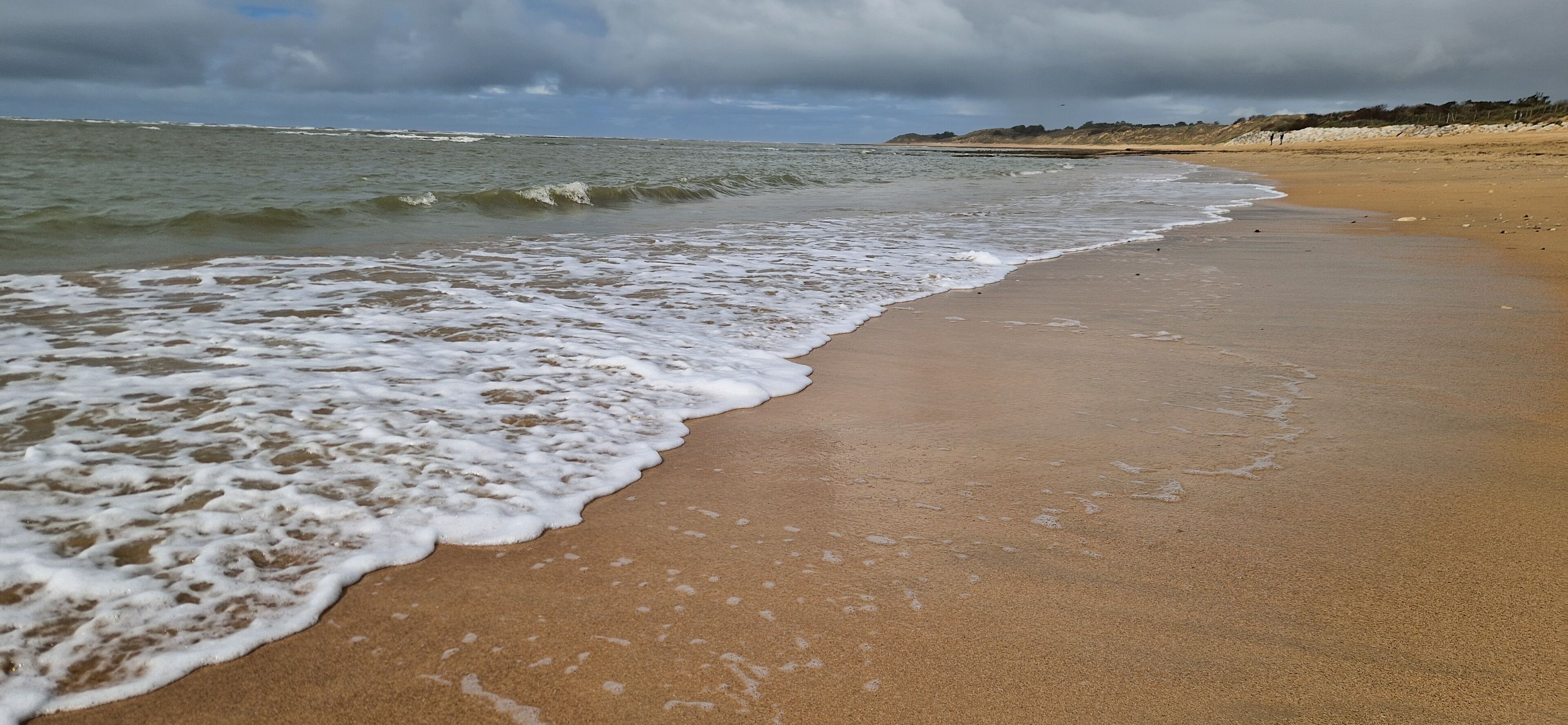 Playa en los alrededores, camastros y toallas de playa 