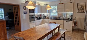 Réfrigérateur, four à micro-ondes, un four, surface de cuisson