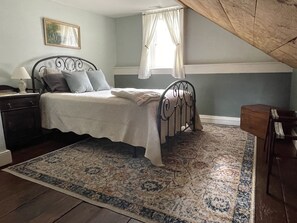 3 bedrooms, iron/ironing board, free WiFi, bed sheets - COMPLETELY RESTORED 1700's HOME SURROUNDED BY FARMLAND (Strasburg)