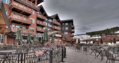 Premier-yksikkö, oma terassi, poreallas, uima-allas, kylpylä, ravintola, keilailu, vuorella