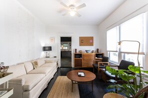 智能电视、书、立体声音响