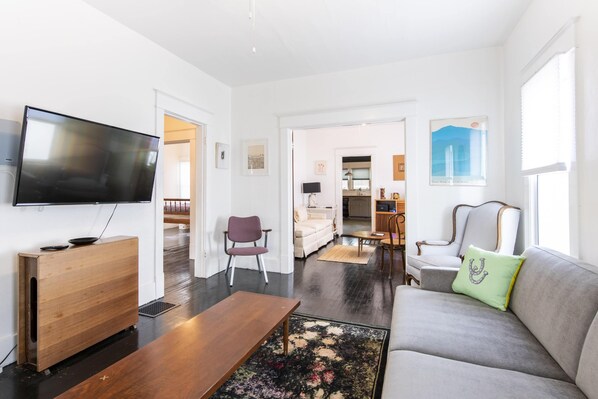 智能电视、书、立体声音响