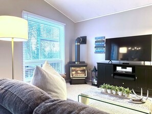 Smart-TV, Kamin, DVD-Player, Bücher