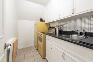 Kylskåp, mikrovågsugn, ugn och spishäll