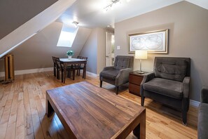 Interior - Wow!  Apartment Suites Central To Walk And Enjoy Tourist Attractions   (Ville de Québec)