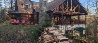 Close to Asheville, large, private, wood burning firplace, hot tub, luxury cabin