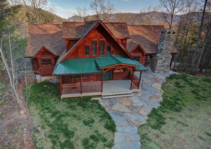 Exterior - Close to Asheville, large, private, wood burning firplace, hot tub, luxury cabin (Ashville)
