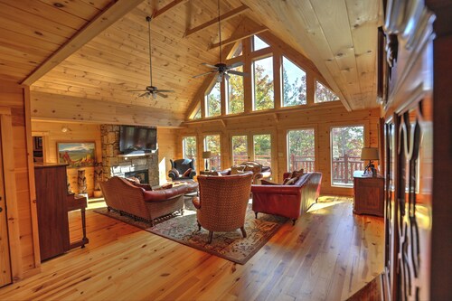 Close to Asheville, large, private, wood burning firplace, hot tub, luxury cabin