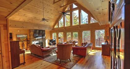 Close to Asheville, large, private, wood burning firplace, hot tub, luxury cabin