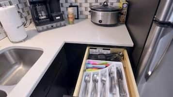 Coffee/tea maker, fridge, microwave, oven