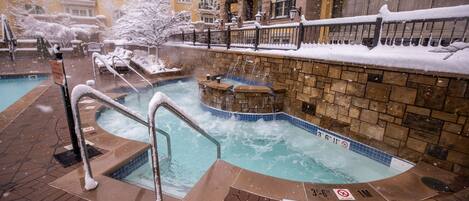 Una piscina al aire libre, una piscina climatizada