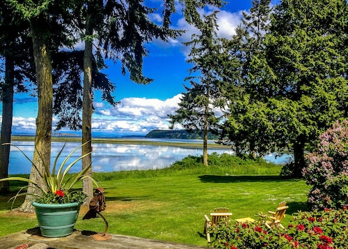 Charming Cottage in Stunning Waterfront Setting