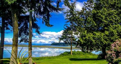 Charming Cottage in Stunning Waterfront Setting